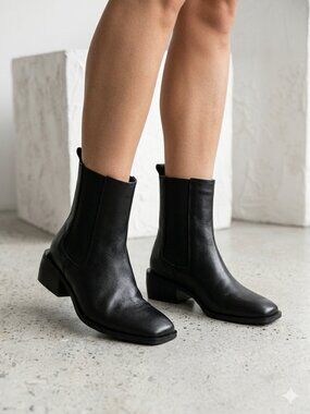 NWOT Coconuts by Matisse Effie Black Leather Square Toe Chelsea Boots Size 7